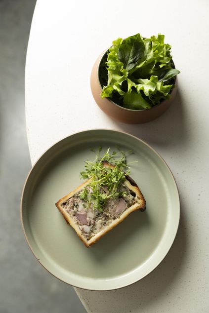 CONTRE JOUR Bowl With Lid 45cl Almond green / unglazed ochre clay